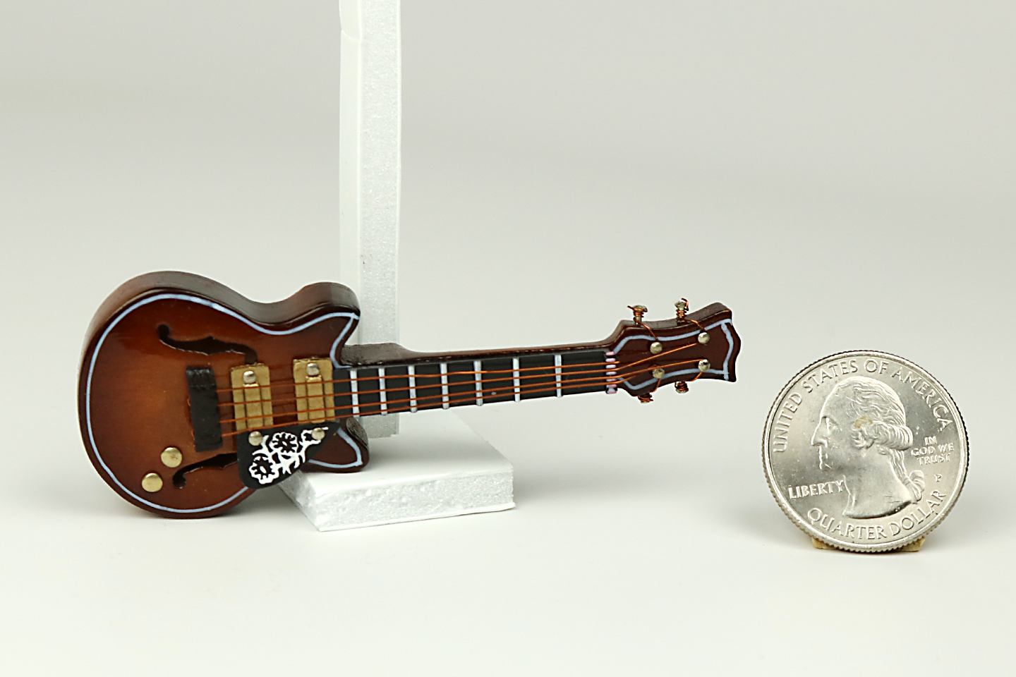 Hollow Body-Style Acoustic Guitar