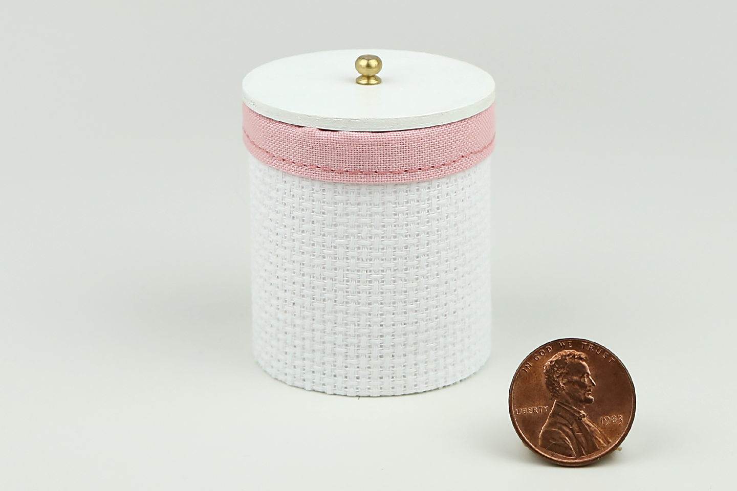 Lidded Clothes Hamper in White & Pink